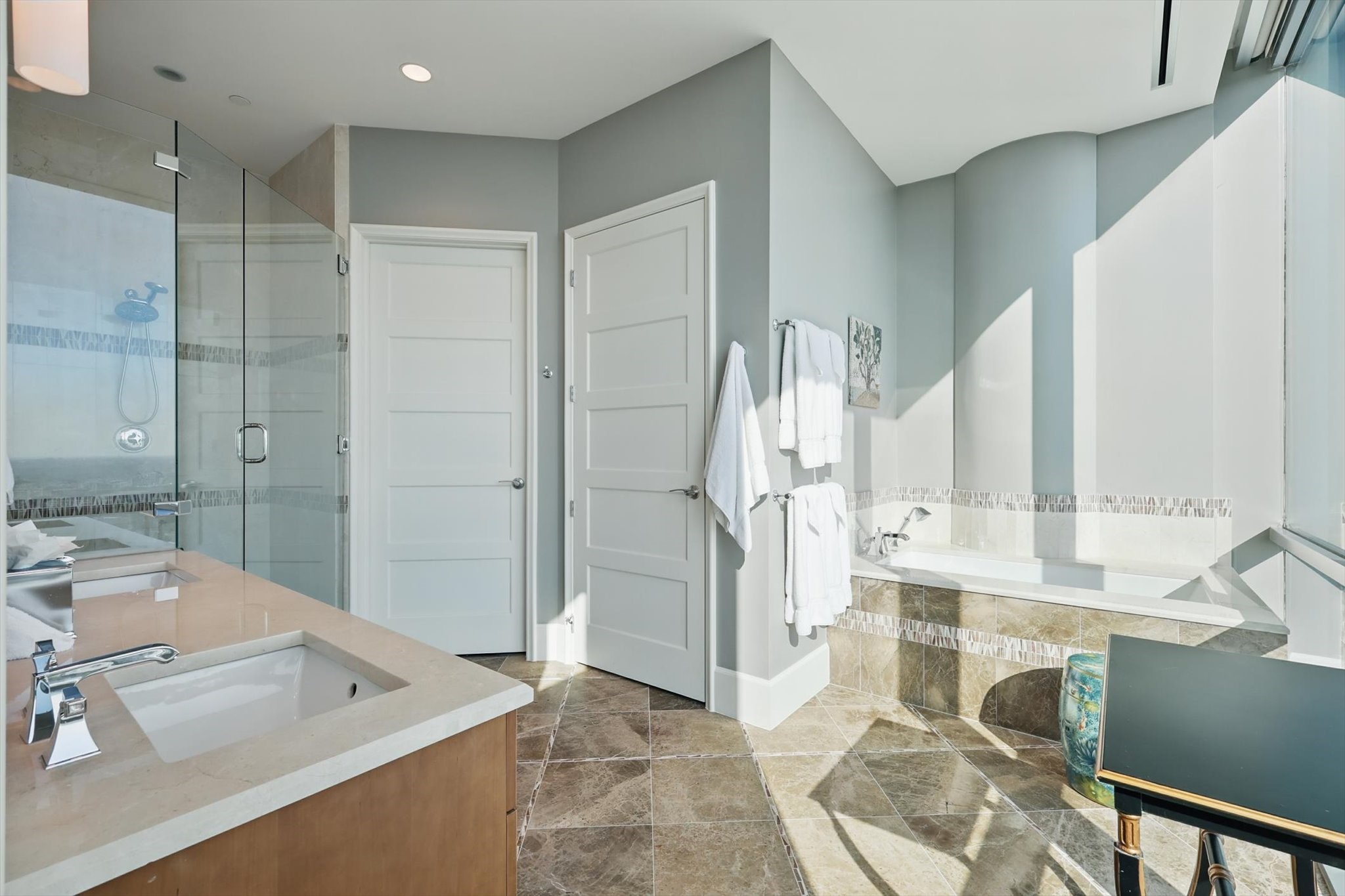 1301 THROCKMORTON Street 2401