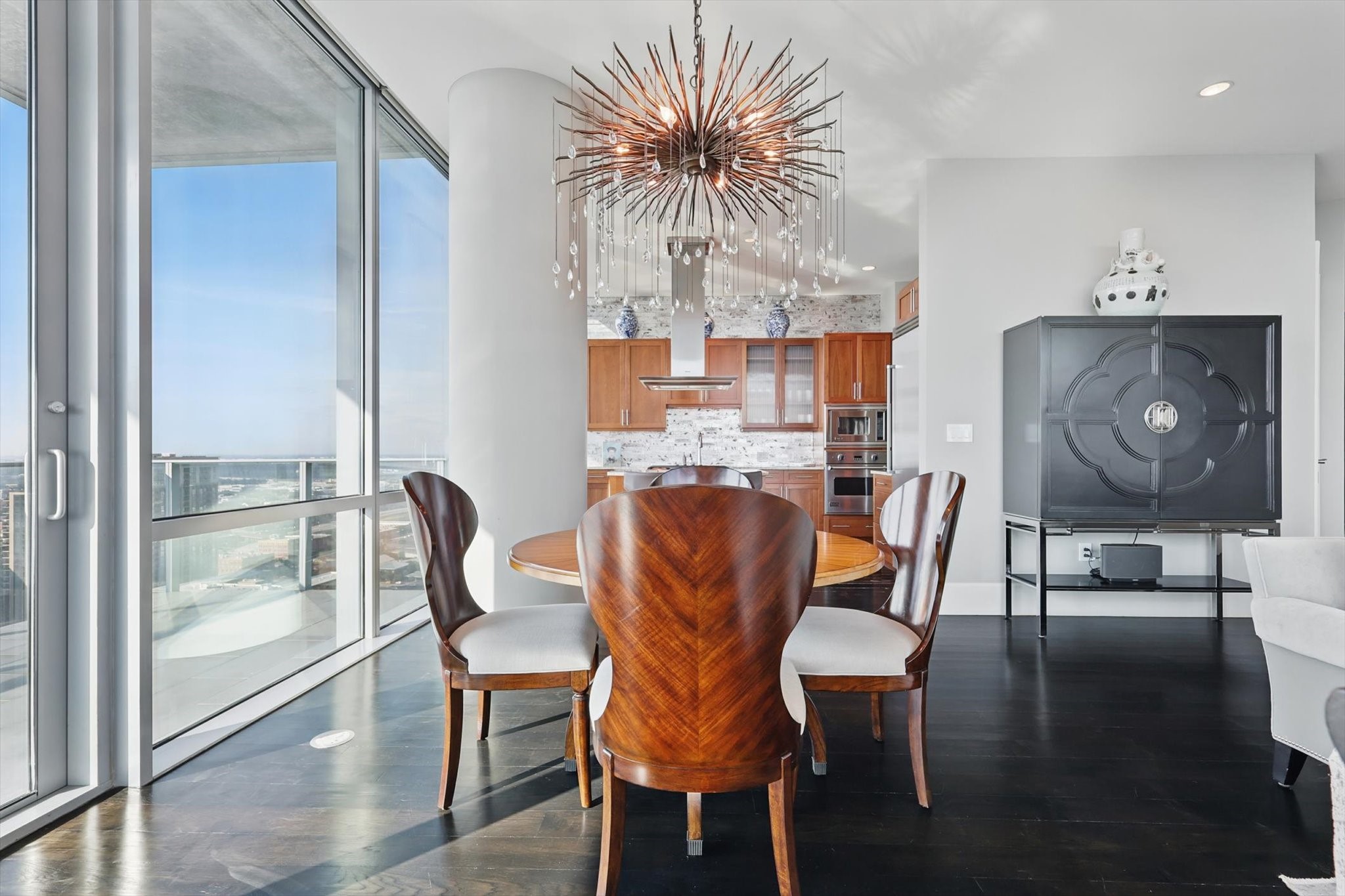 1301 THROCKMORTON Street 2401