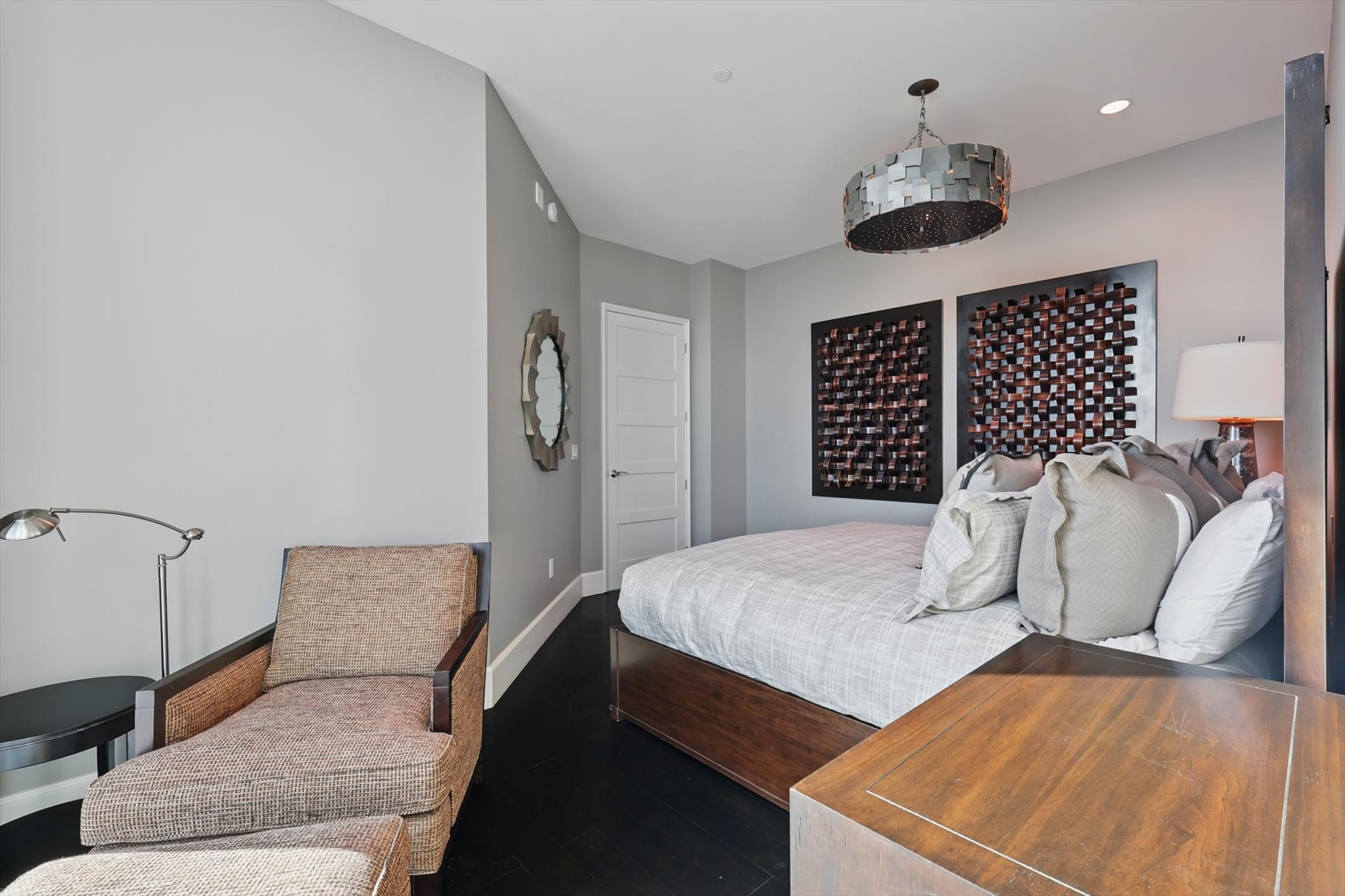 1301 THROCKMORTON Street 2401