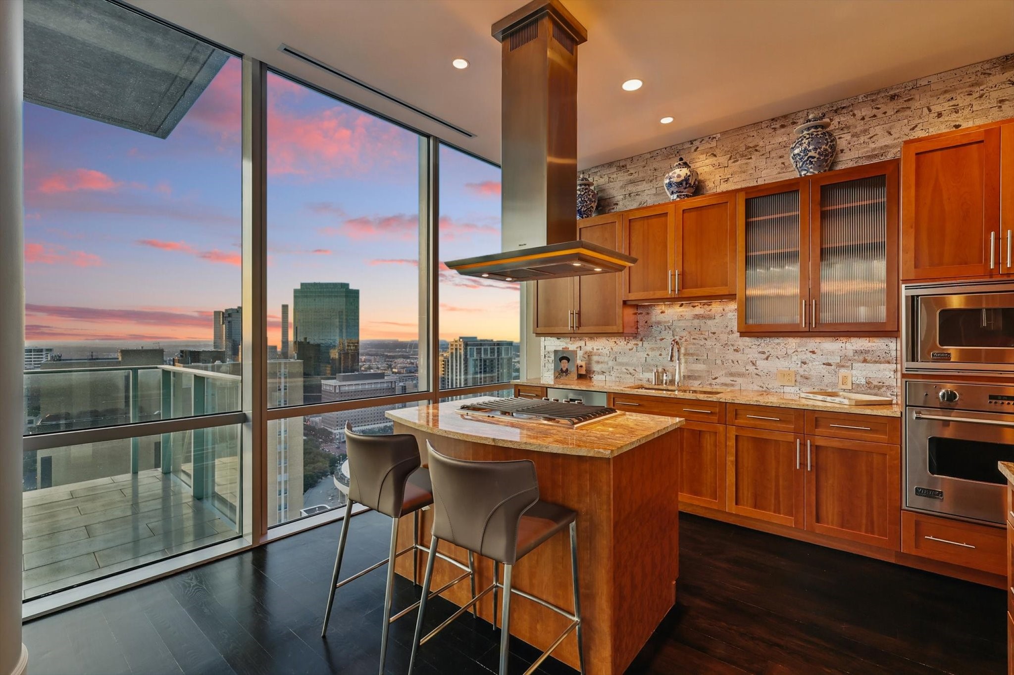 1301 THROCKMORTON Street 2401