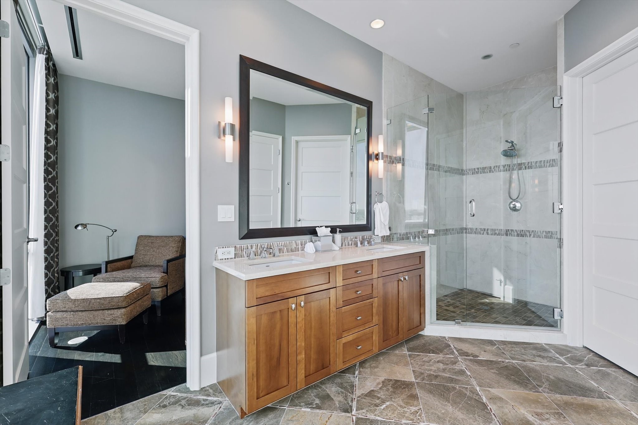 1301 THROCKMORTON Street 2401