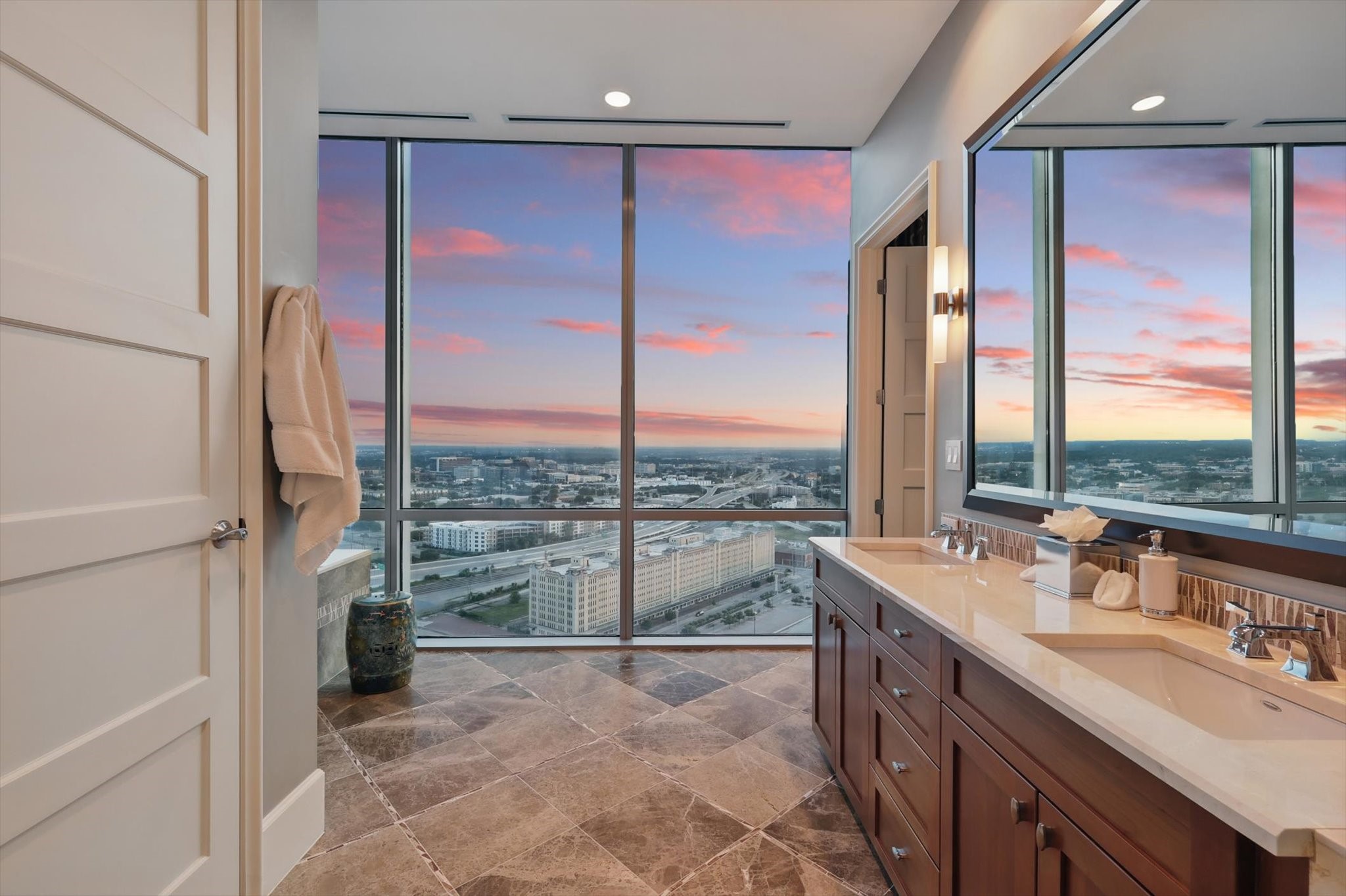 1301 THROCKMORTON Street 2401