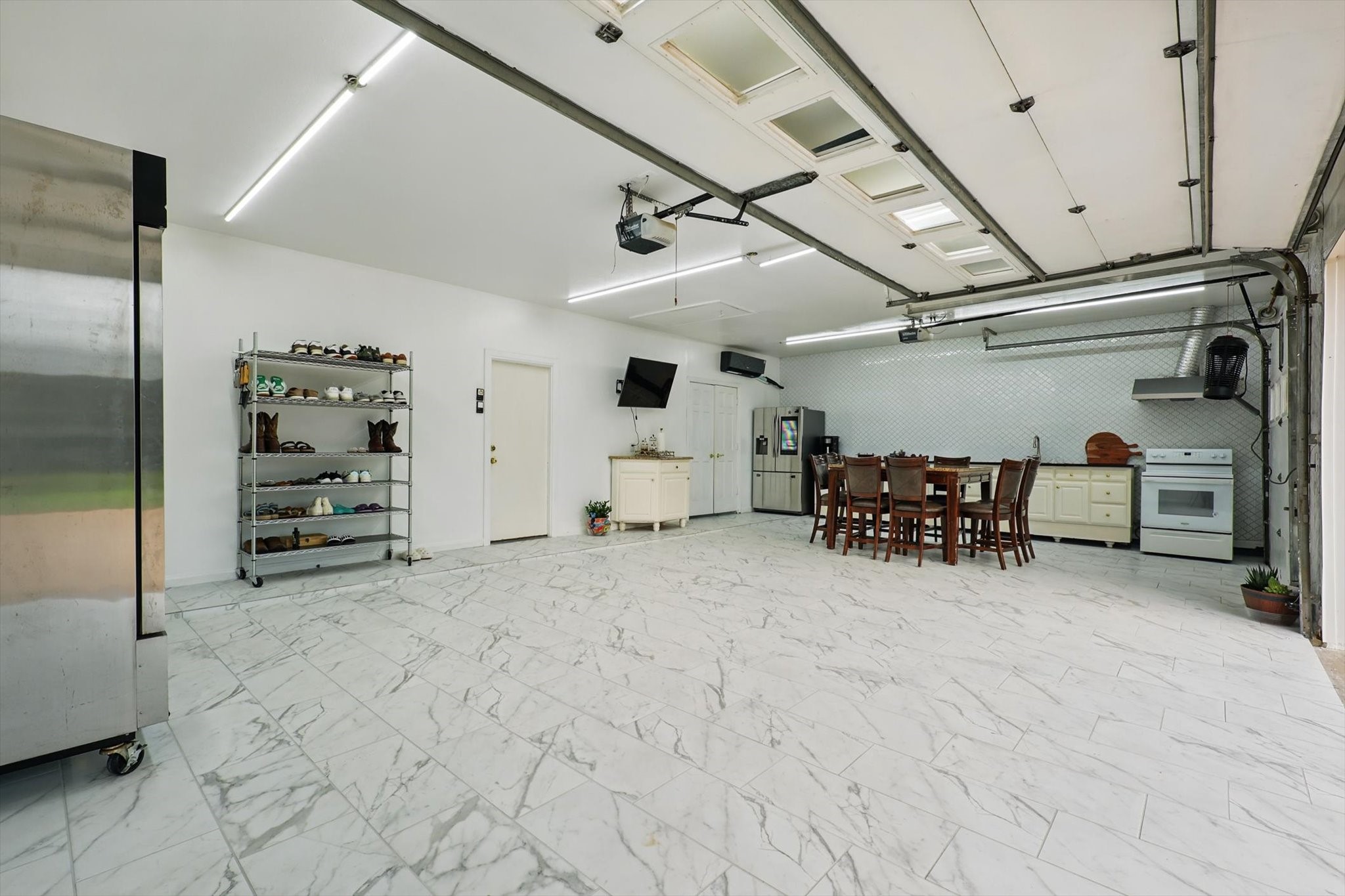 6260 Oak Hollow Drive