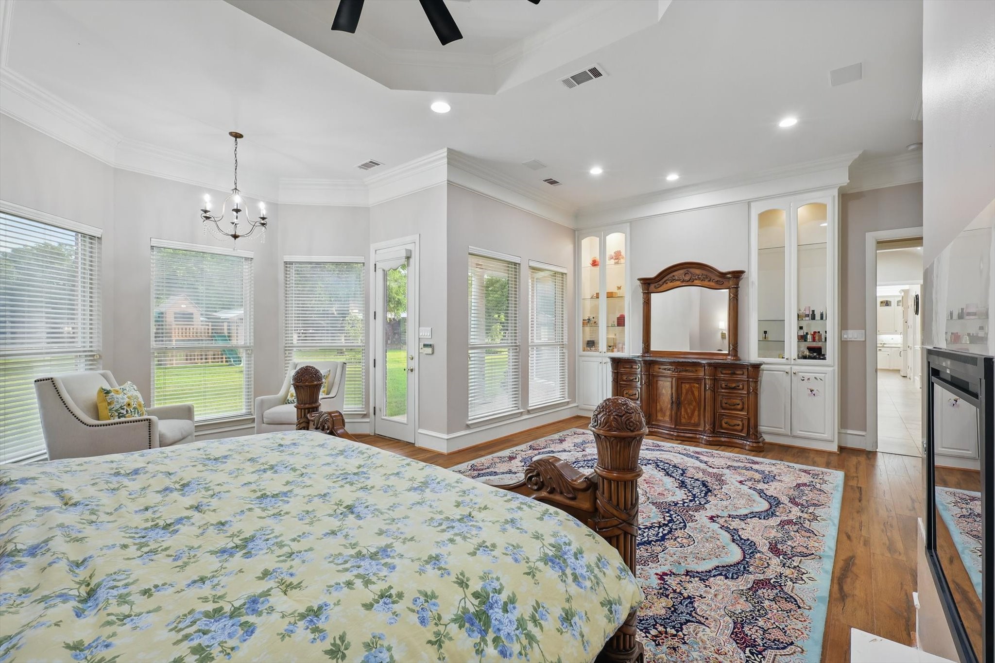 6260 Oak Hollow Drive