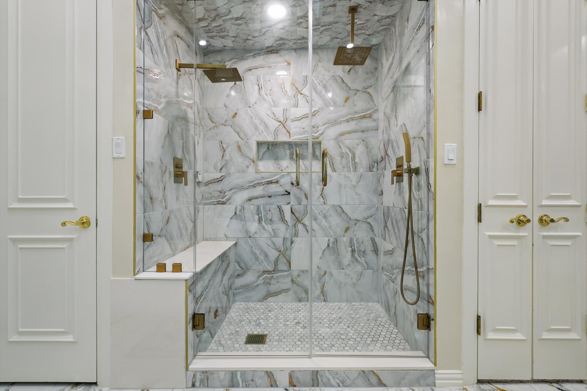 6260 Oak Hollow Drive