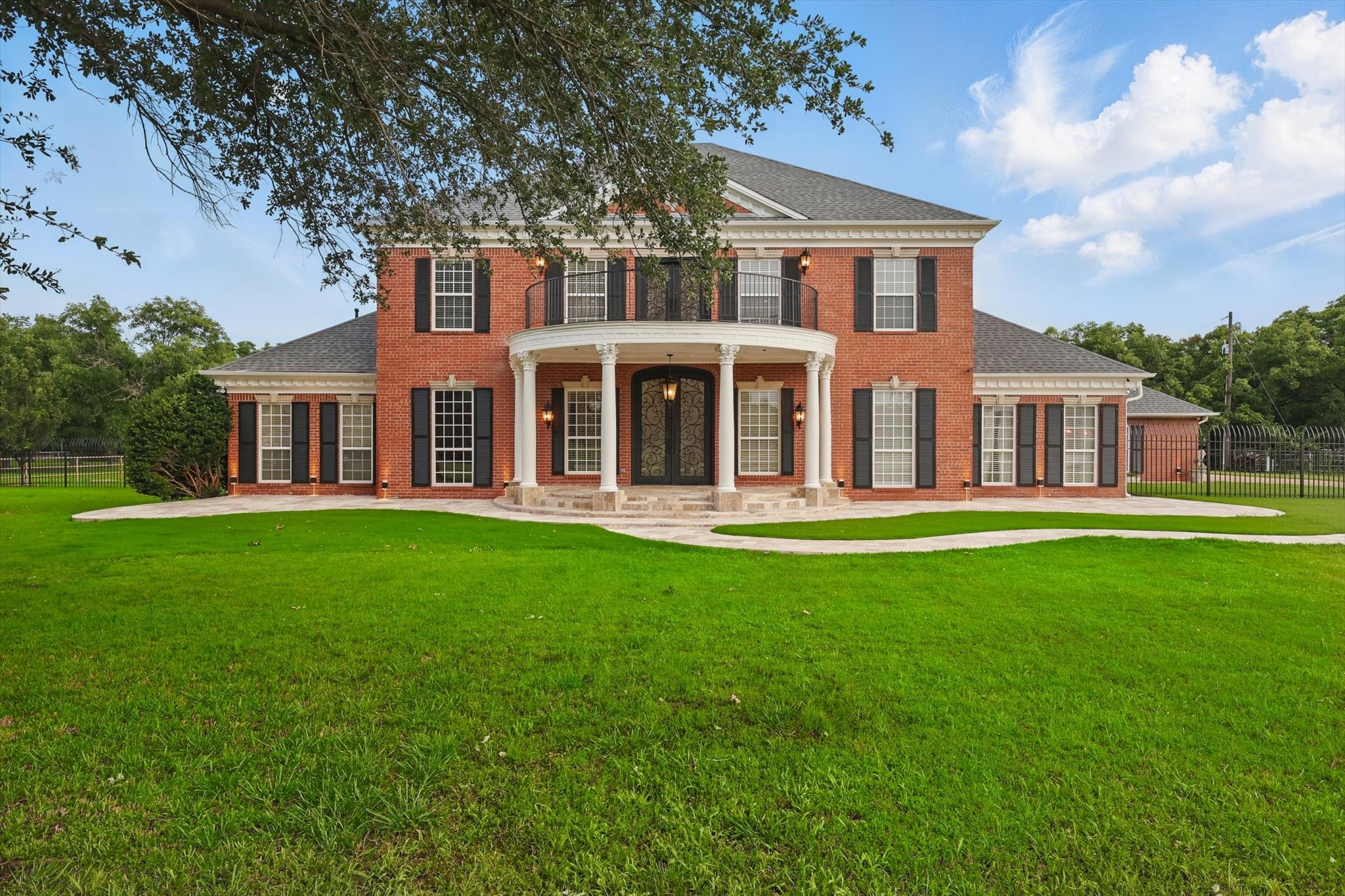 6260 Oak Hollow Drive