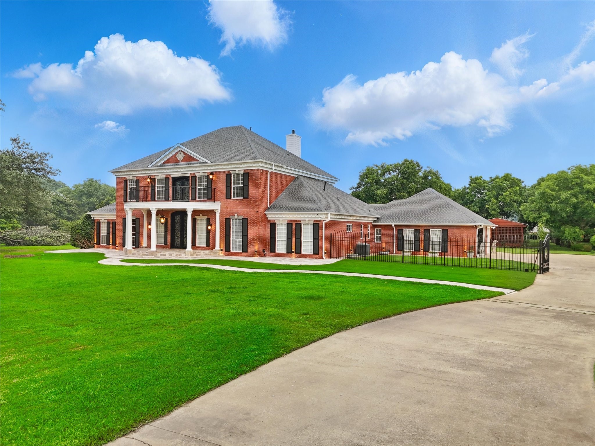 6260 Oak Hollow Drive