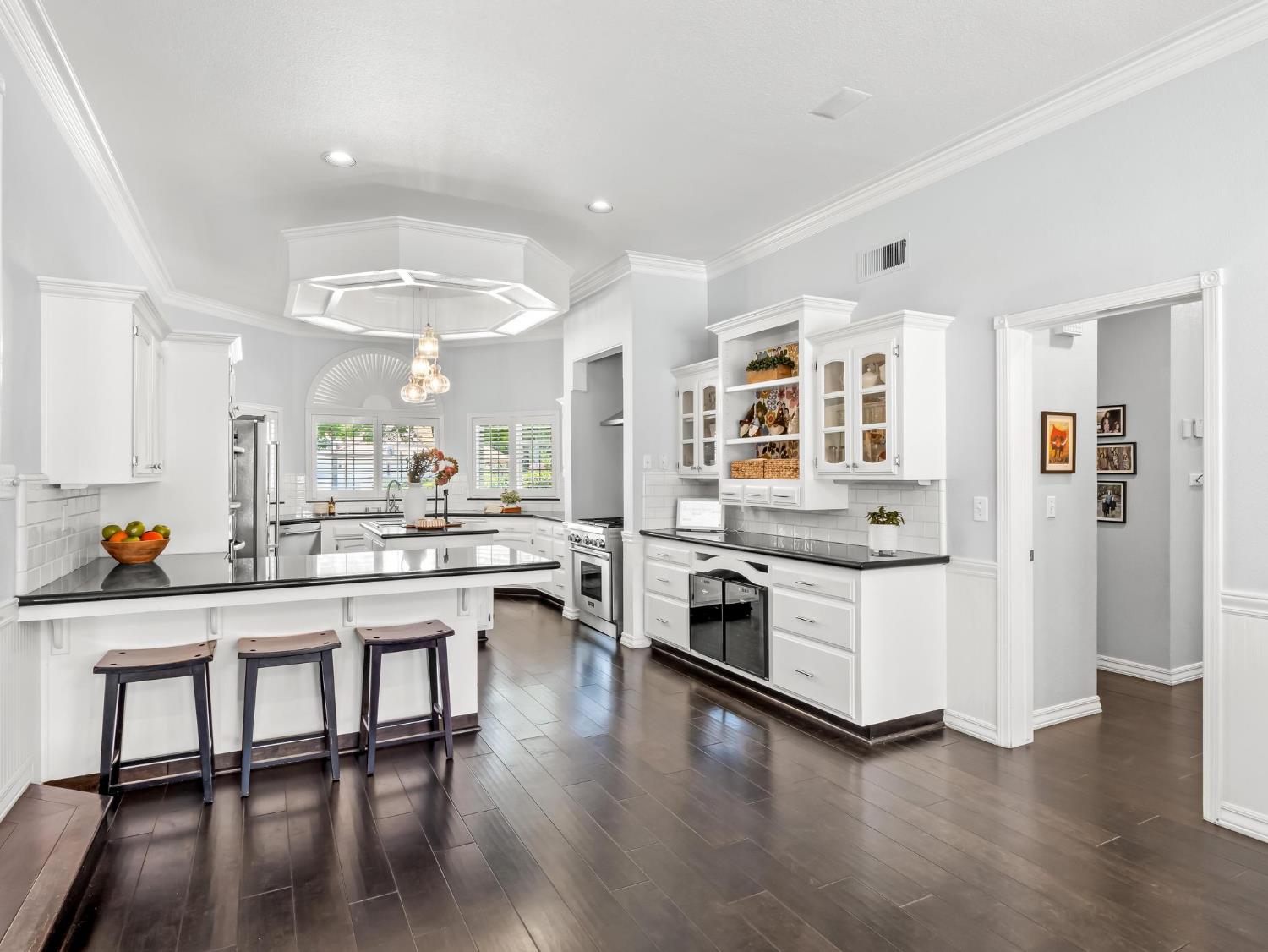 242 W Hubert