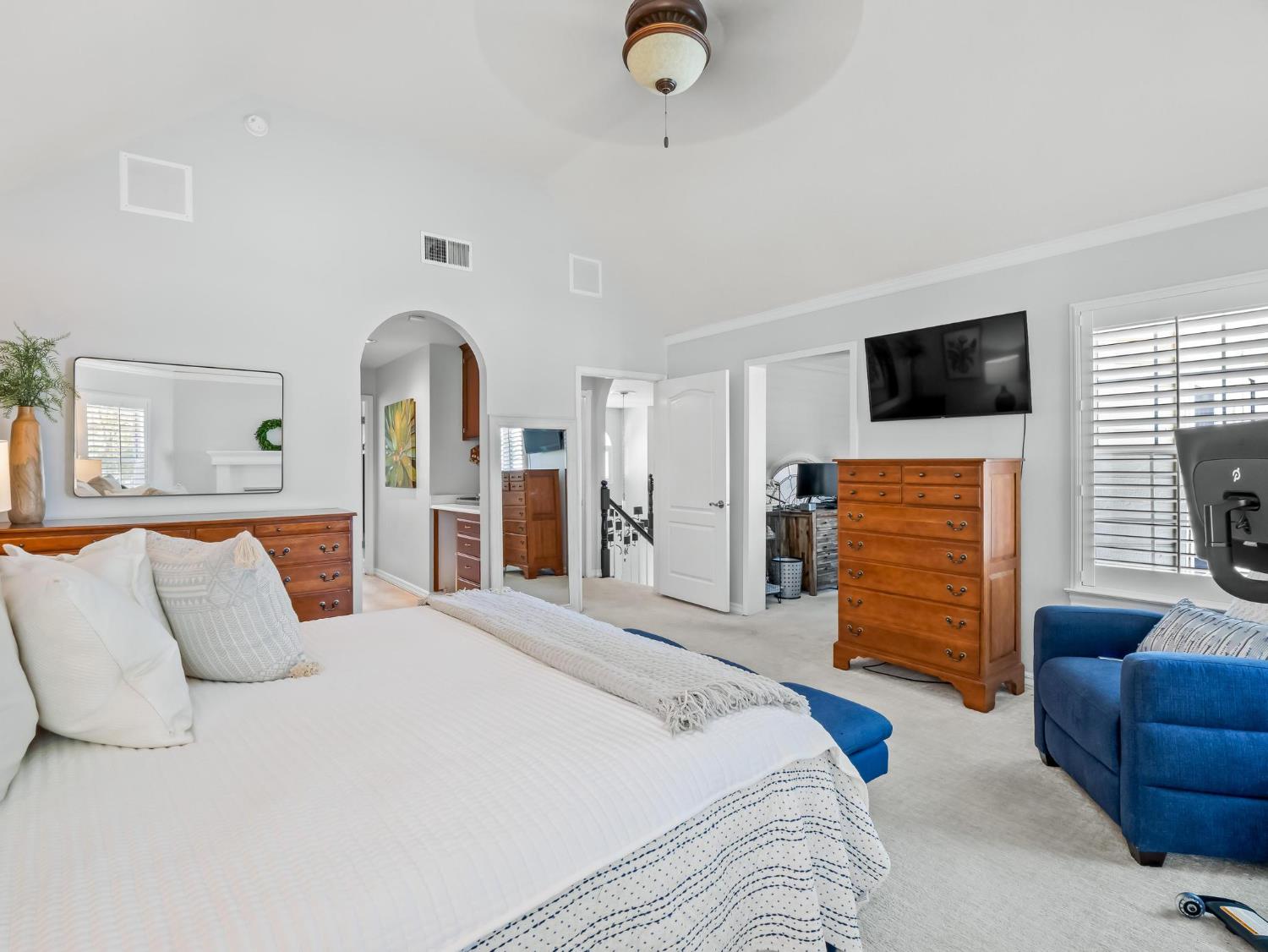 242 W Hubert
