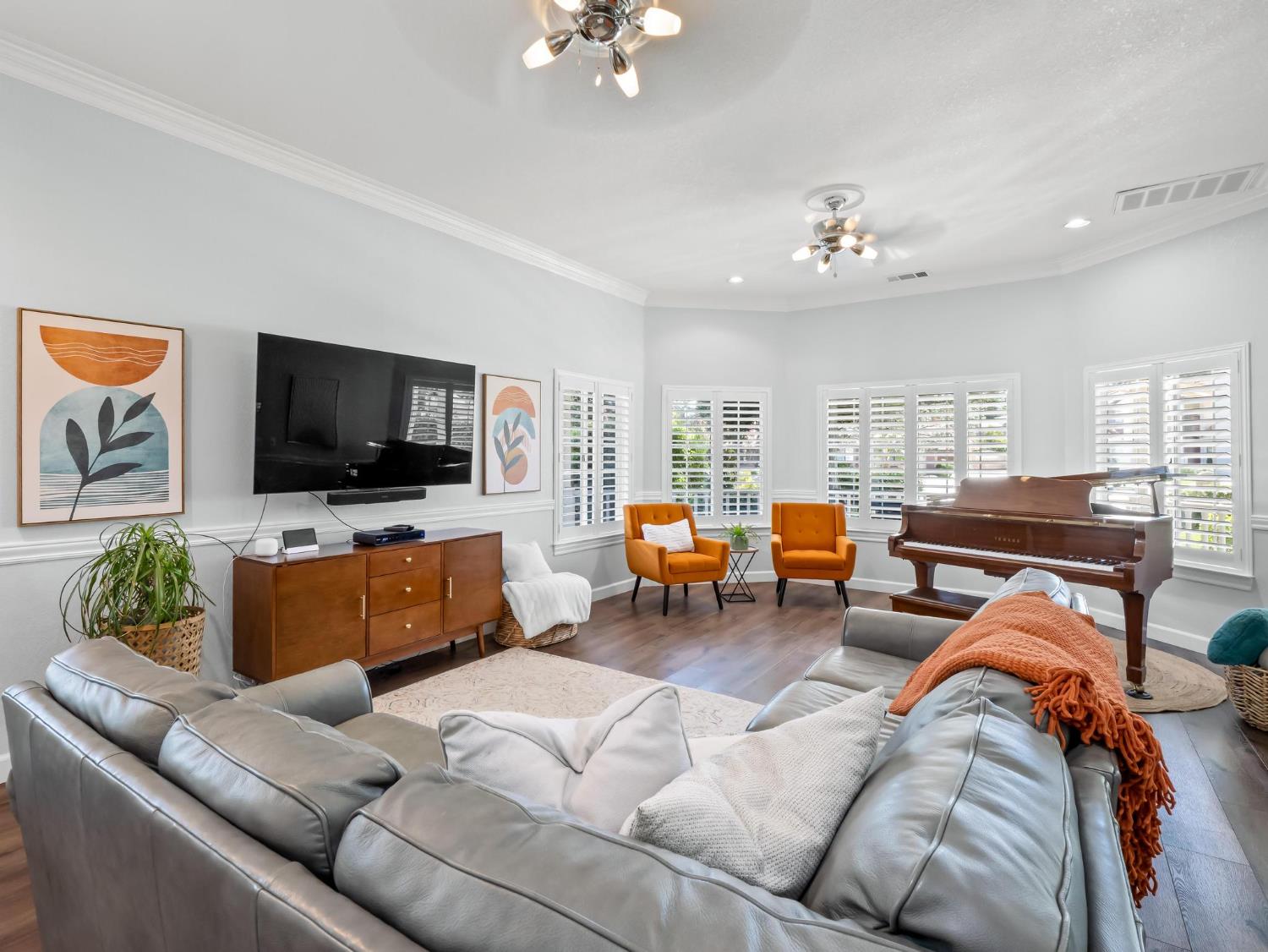 242 W Hubert