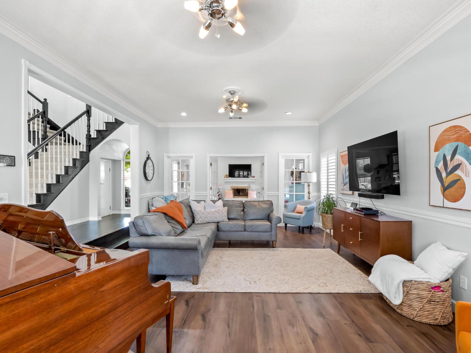 242 W Hubert