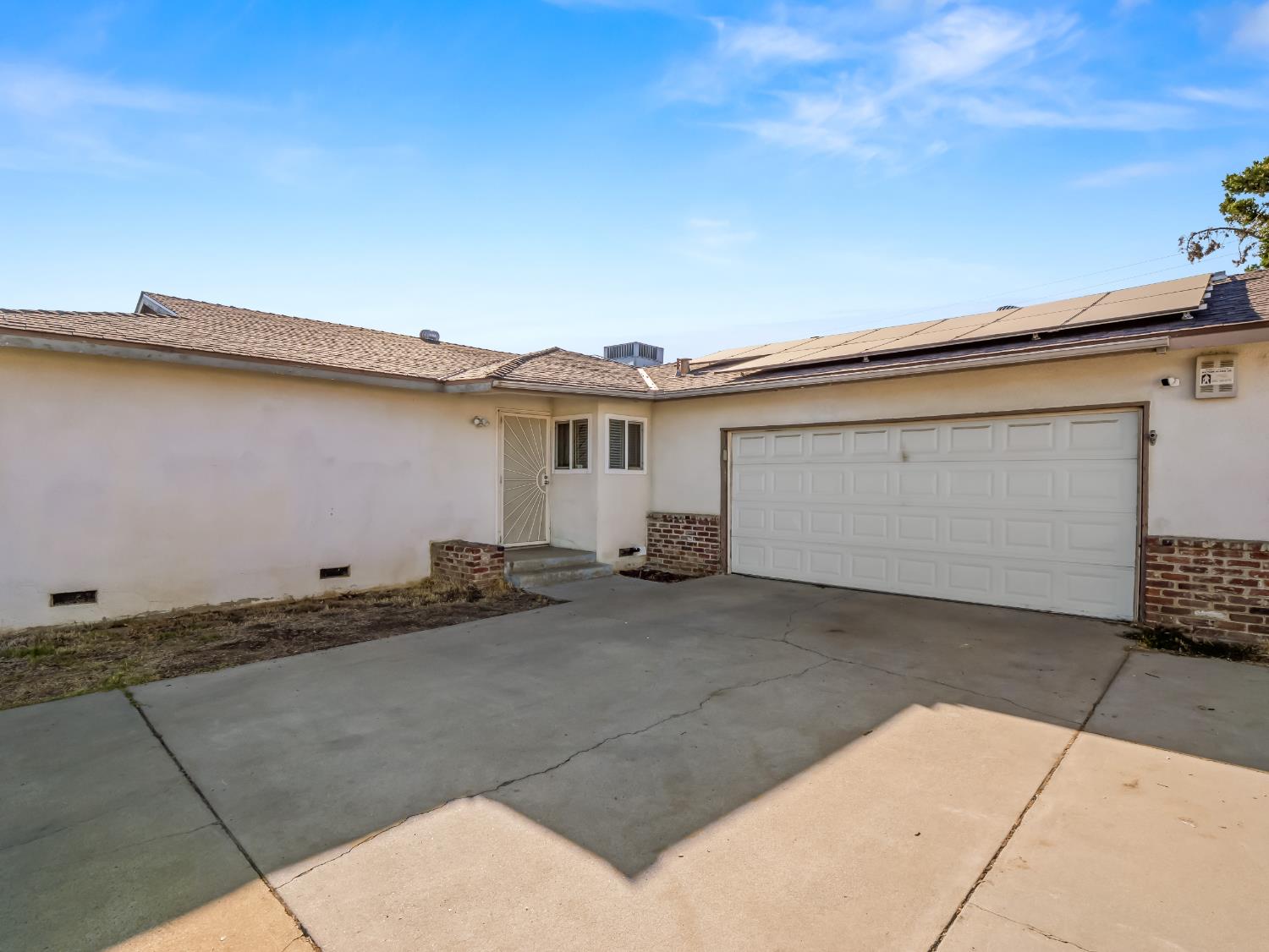5687 E Ashlan