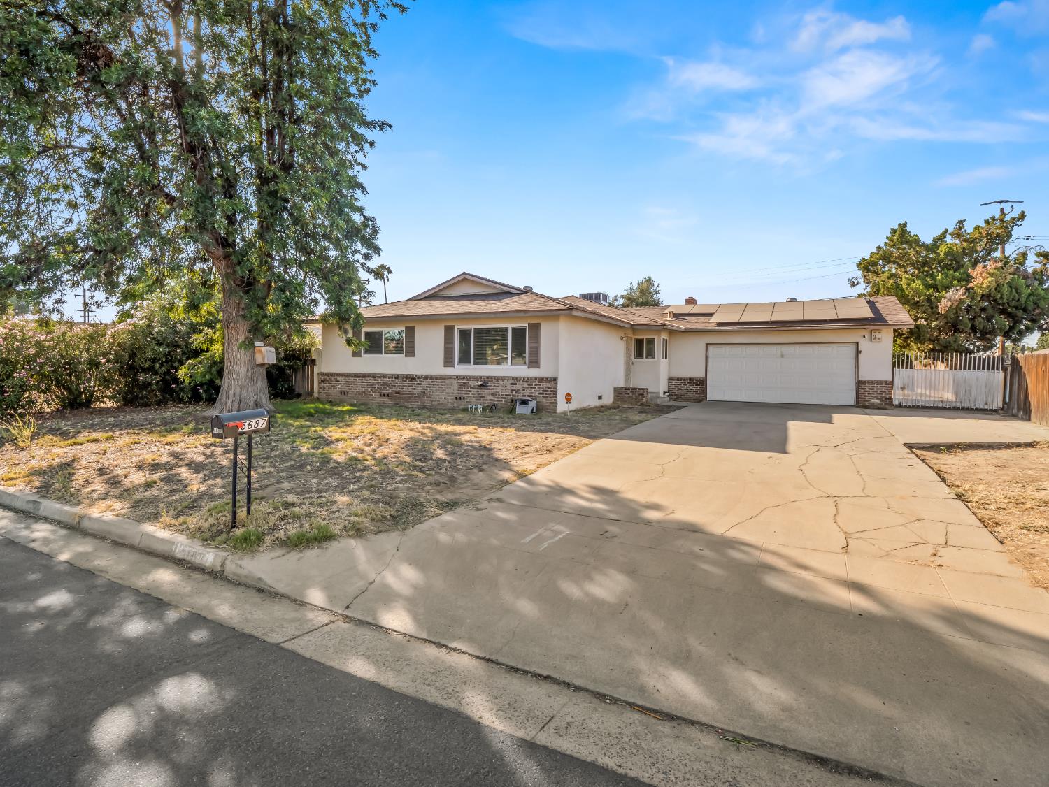 5687 E Ashlan