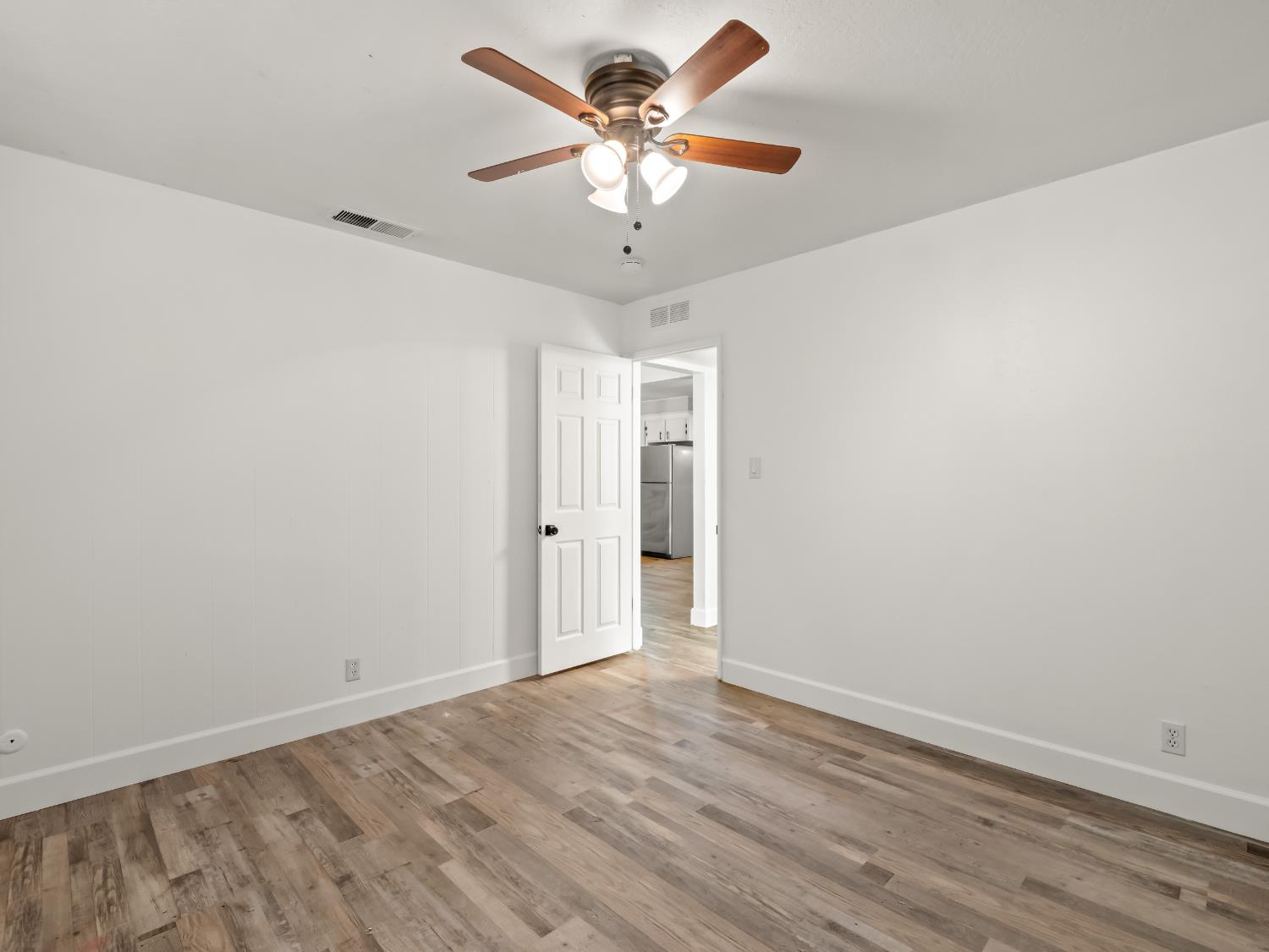 5687 E Ashlan