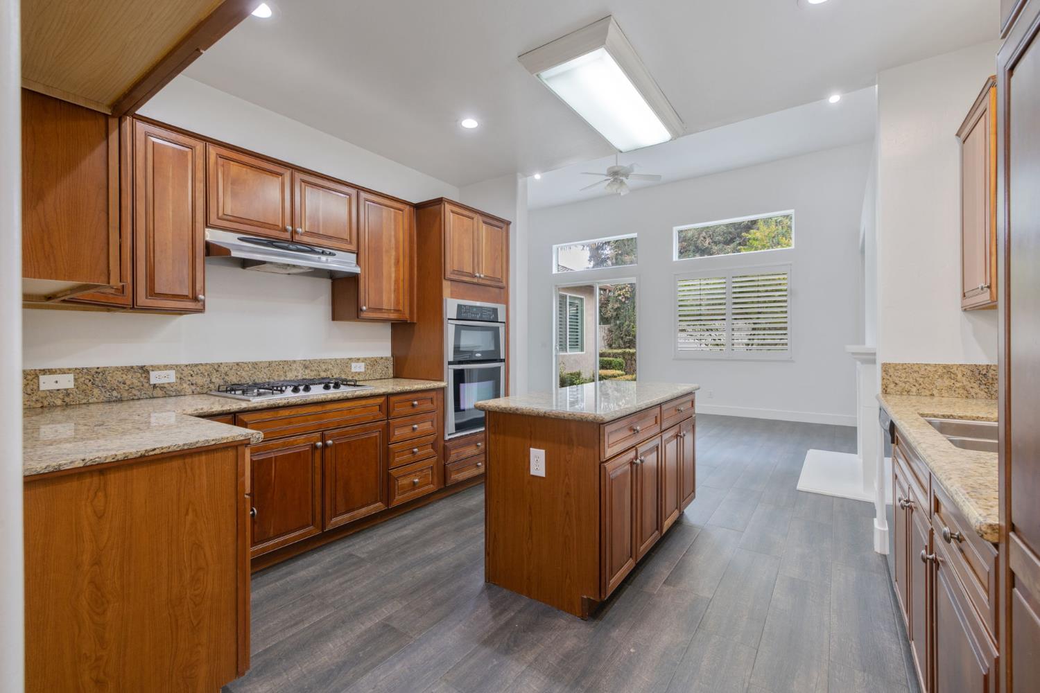 1558 N Pisa