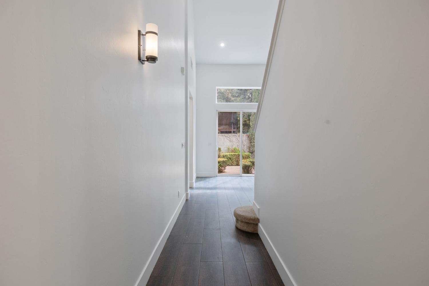 1558 N Pisa