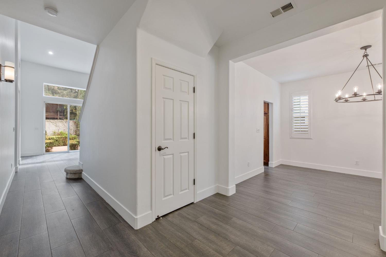 1558 N Pisa