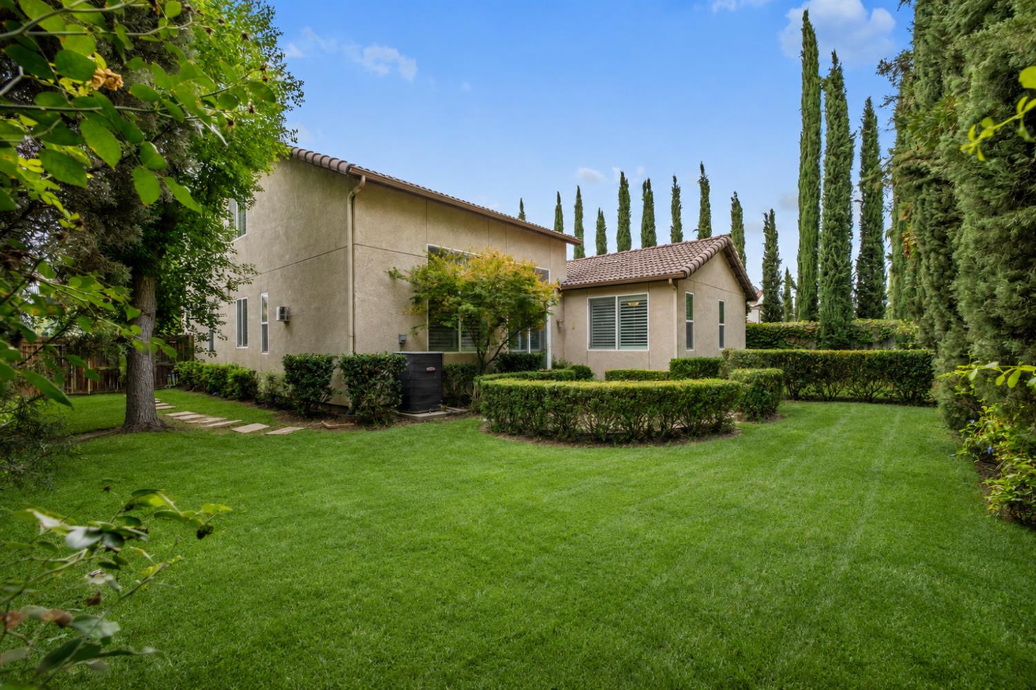 1558 N Pisa