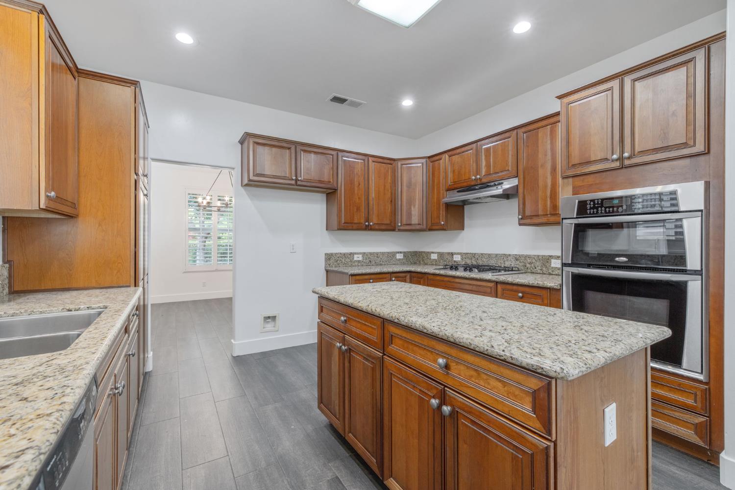 1558 N Pisa