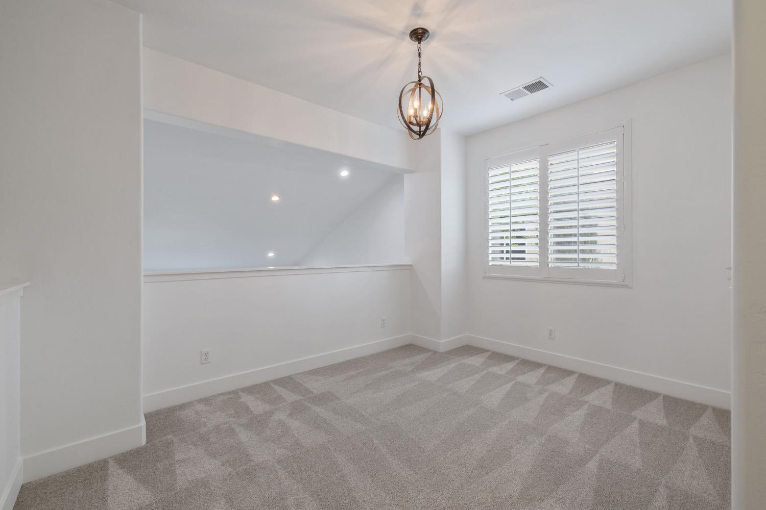1558 N Pisa