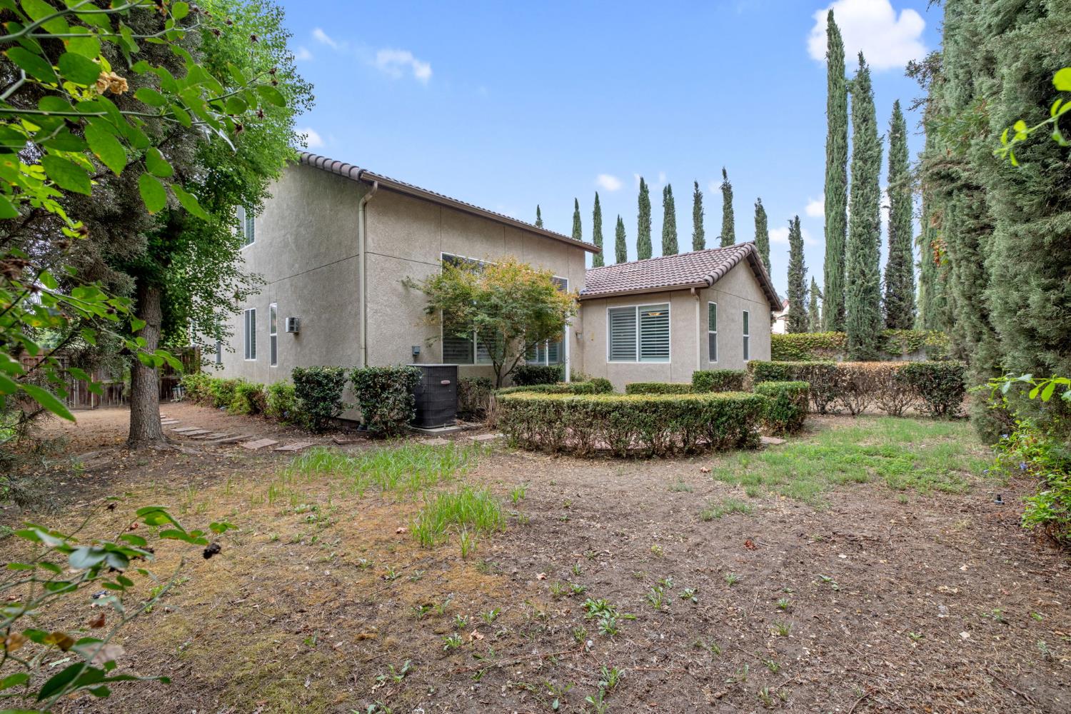 1558 N Pisa