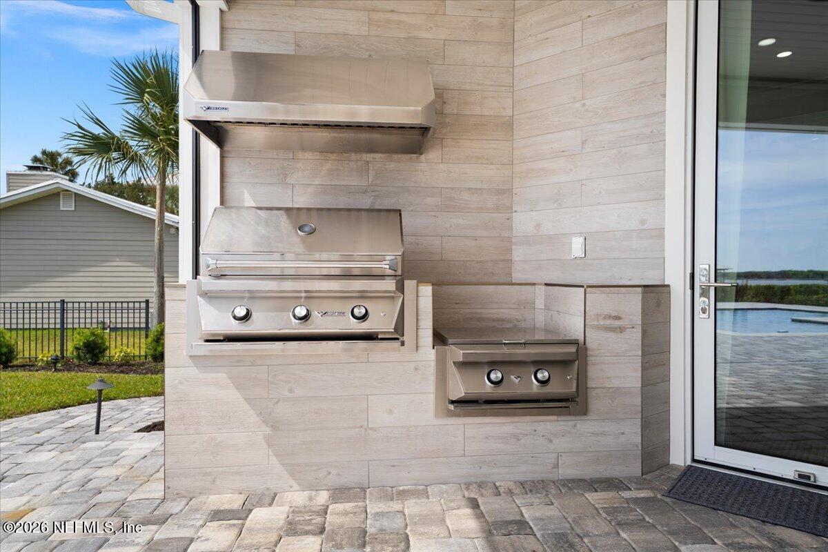 9136 HECKSCHER Drive