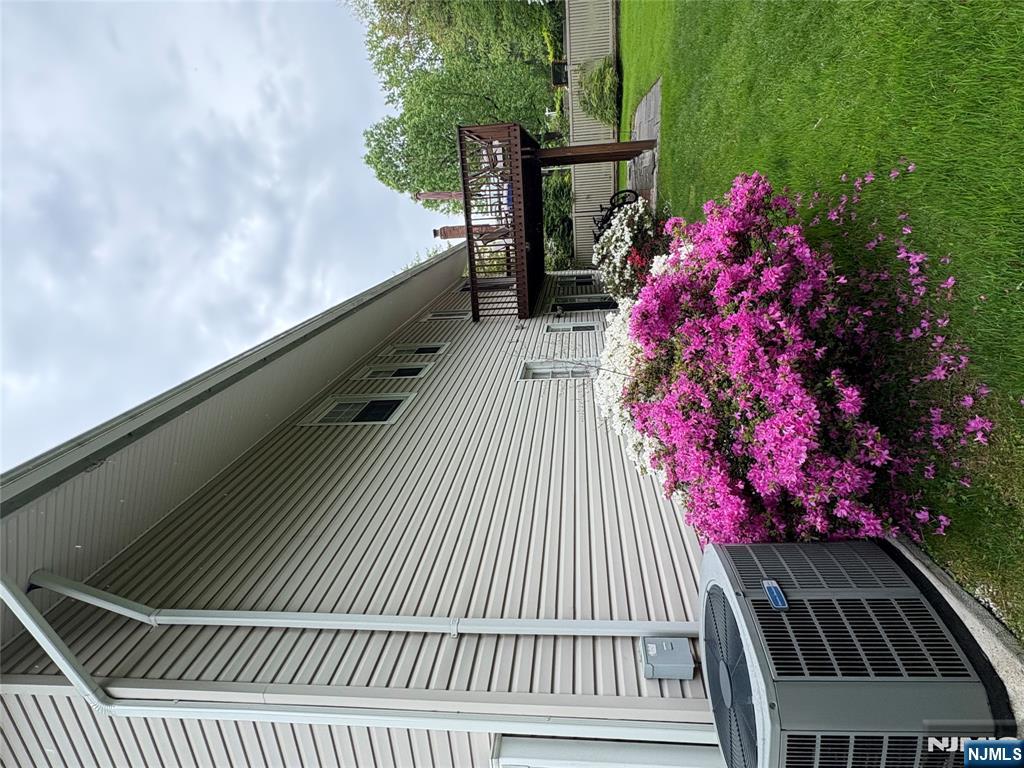 975 Woodland Avenue