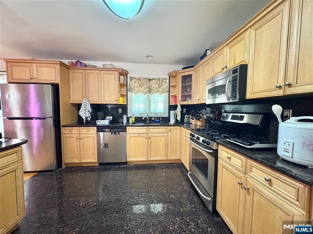 975 Woodland Avenue
