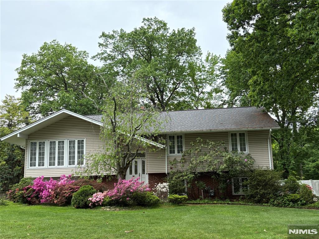 975 Woodland Avenue