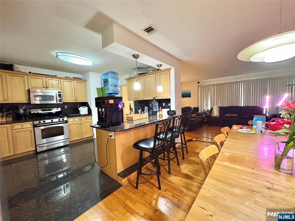 975 Woodland Avenue