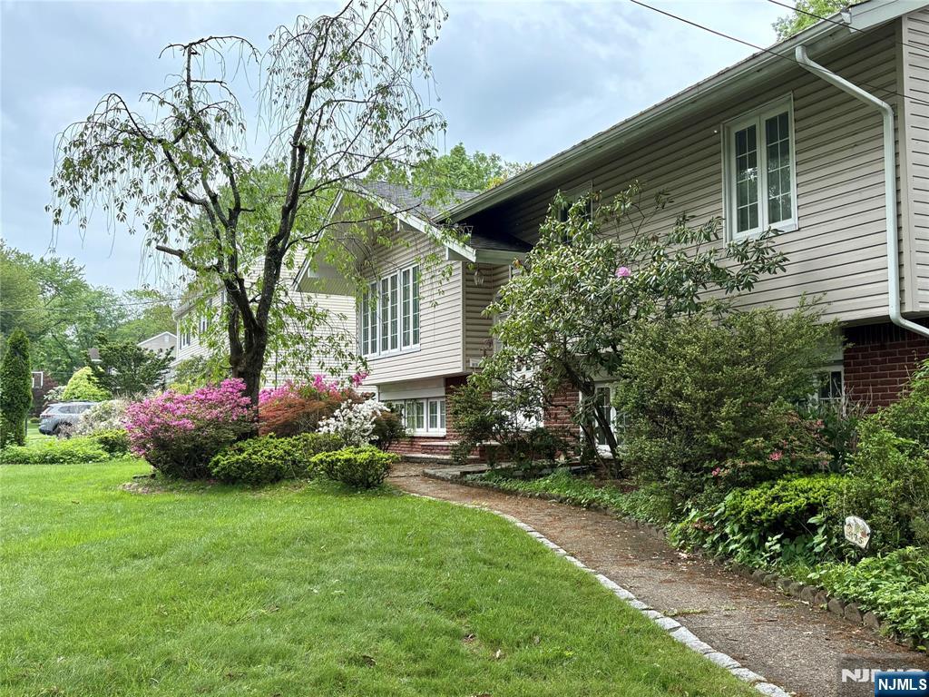 975 Woodland Avenue