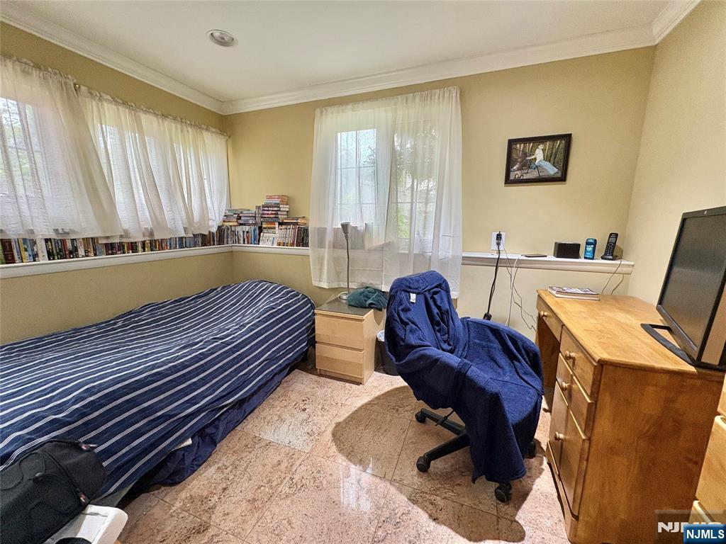 975 Woodland Avenue