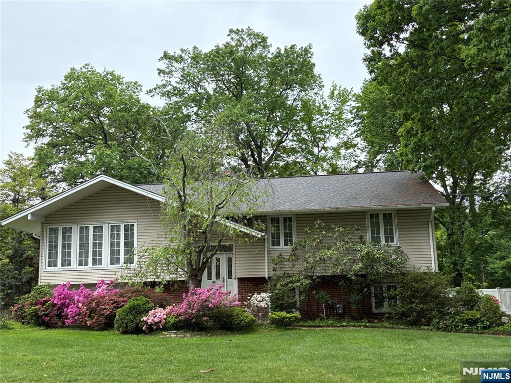 975 Woodland Avenue