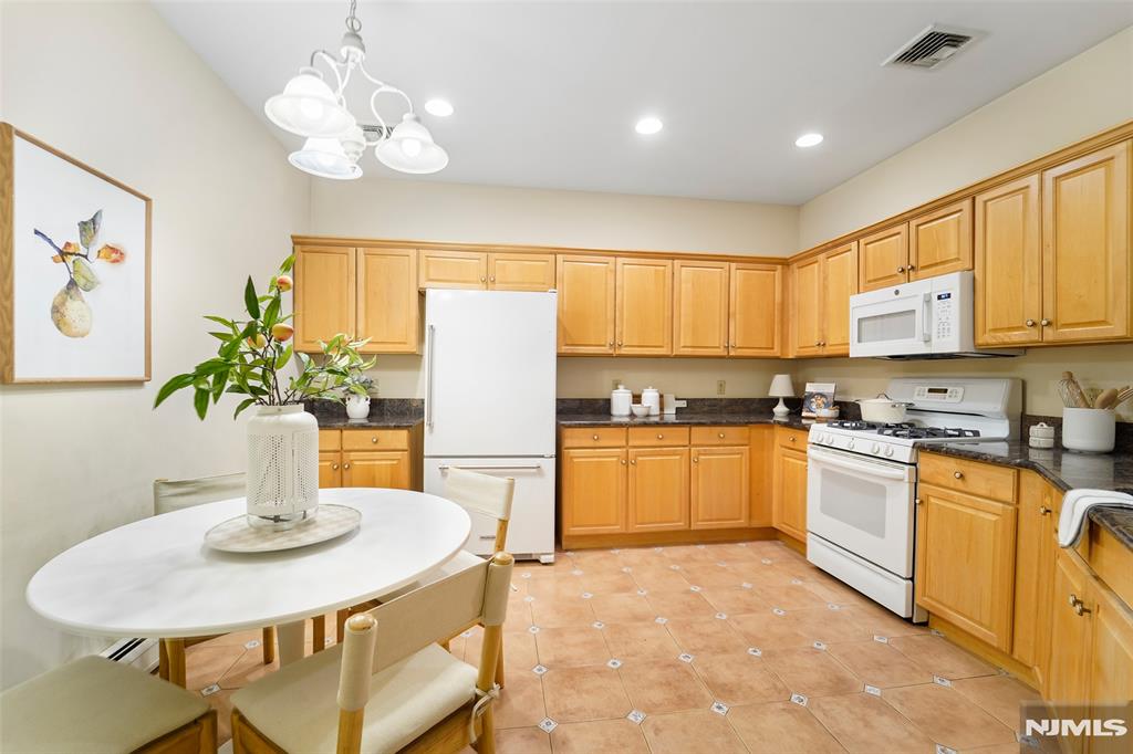 141 W Greenway 41