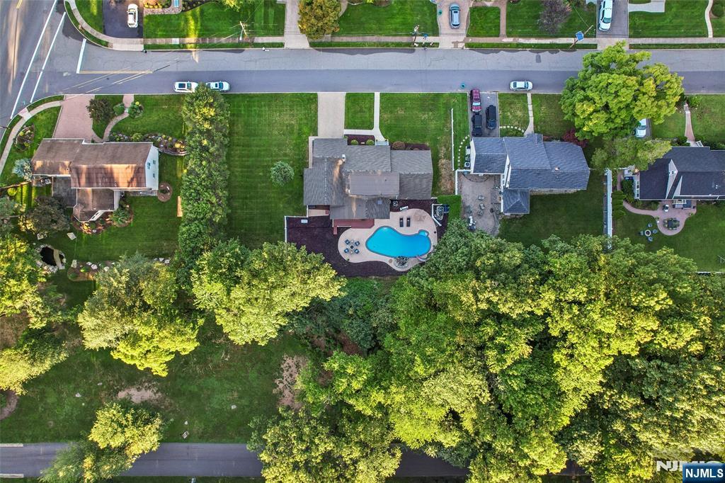 20 Colonial Road