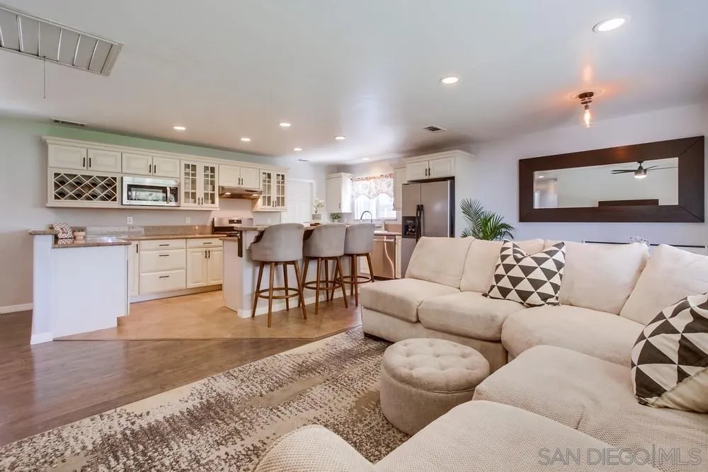 4294 Caledonia Dr