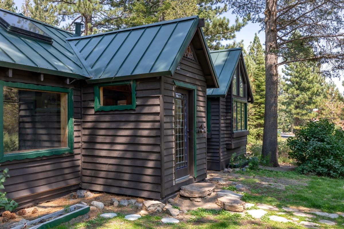 2030 Old mammoth Road