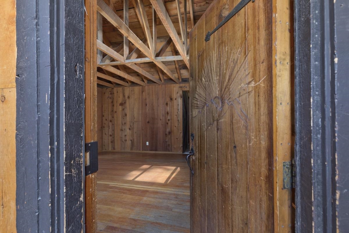 2030 Old mammoth Road