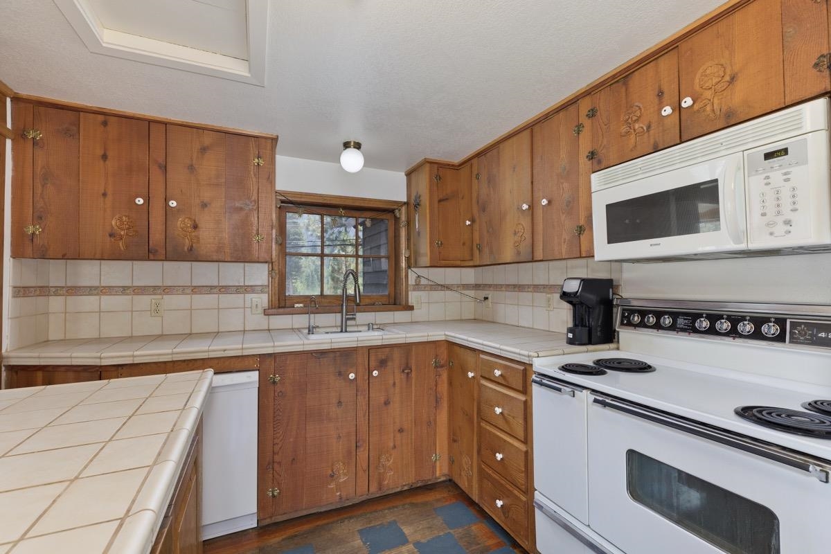 2030 Old mammoth Road