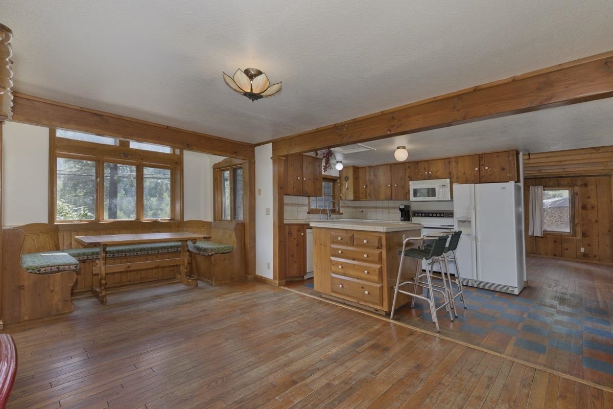 2030 Old Mammoth Road