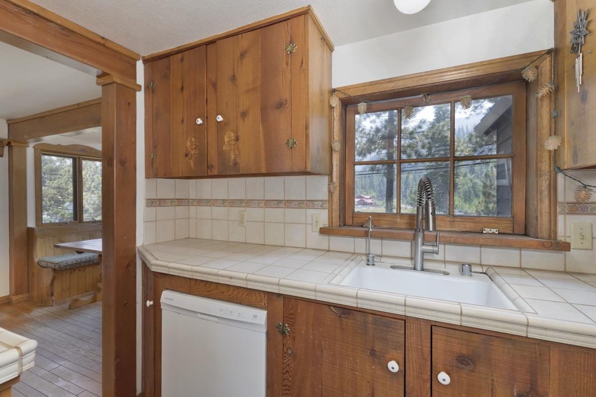 2030 Old Mammoth Road
