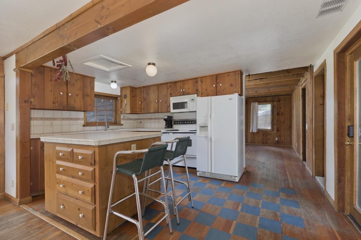 2030 Old Mammoth Road