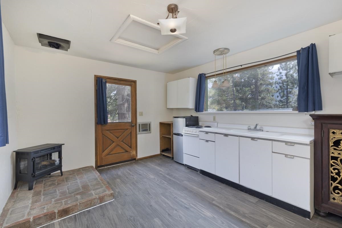 2030 Old Mammoth Road