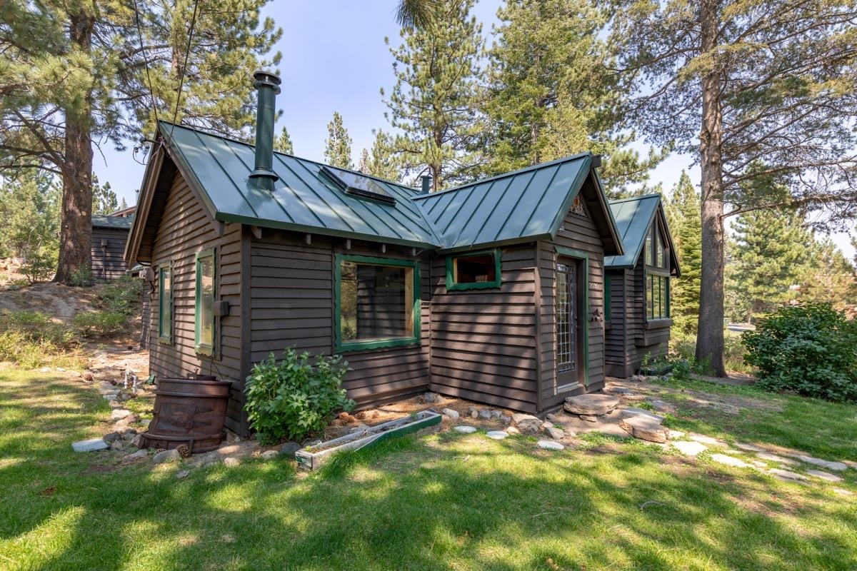 2030 Old Mammoth Road