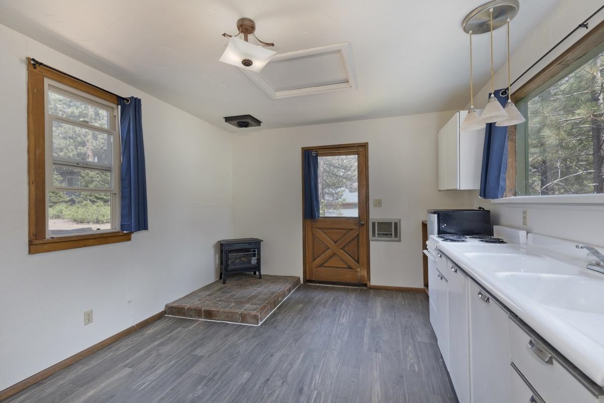 2030 Old Mammoth Road