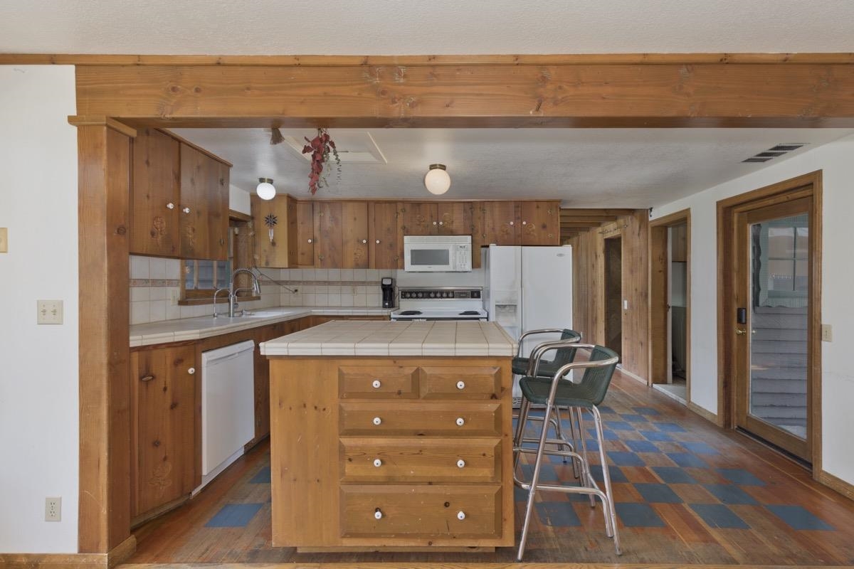 2030 Old Mammoth Road