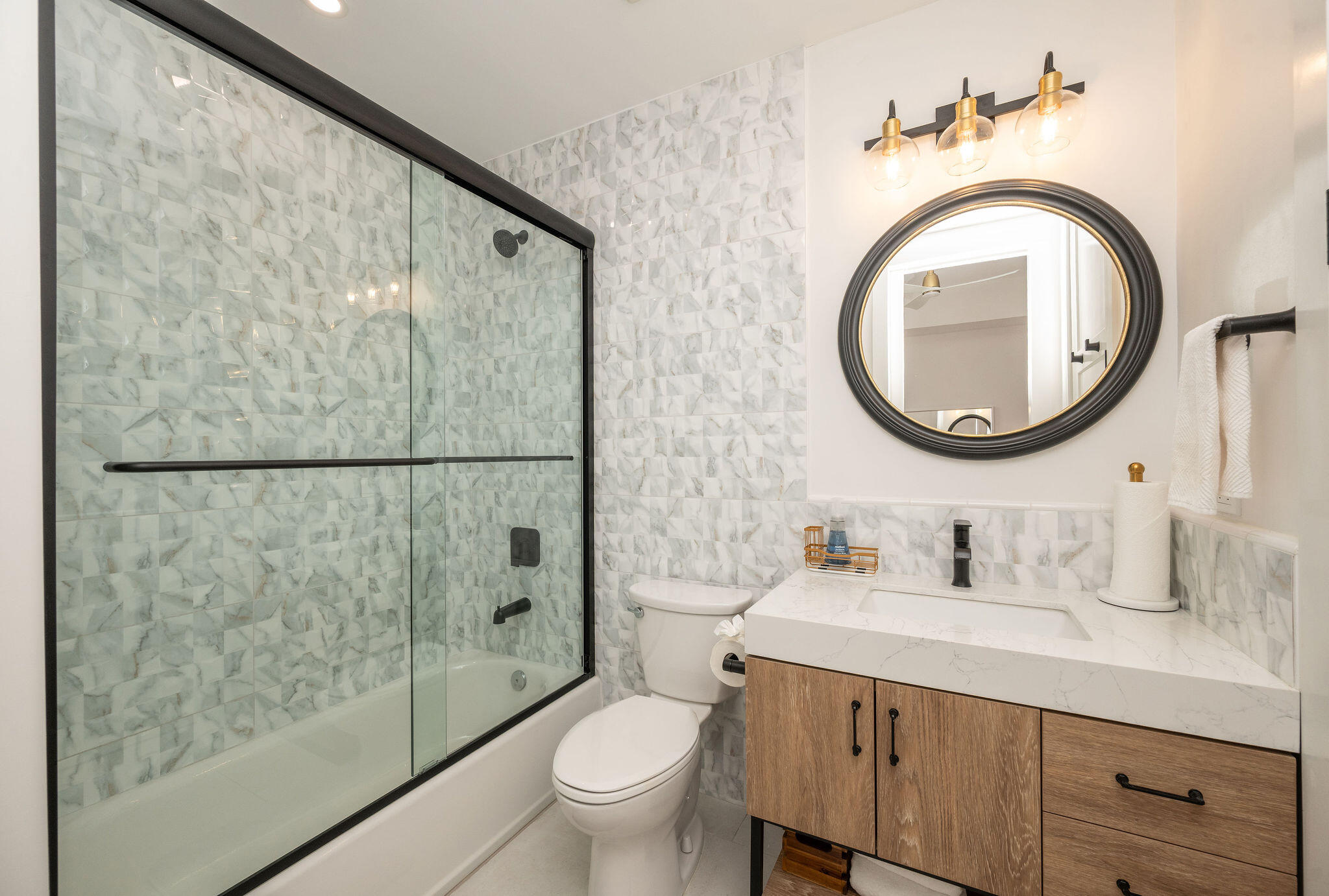 927 Thomas Street Unit: APT 2