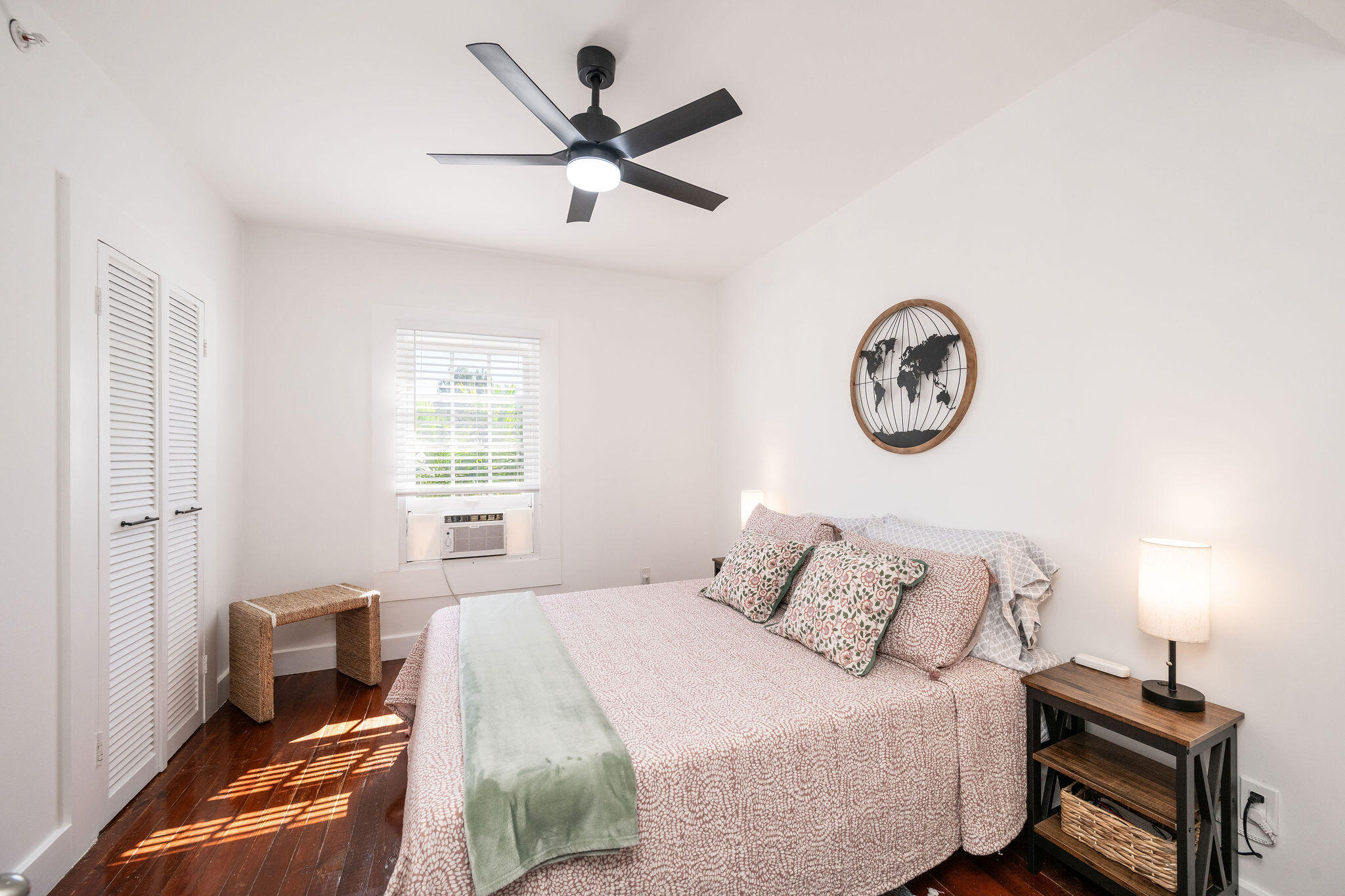 927 Thomas Street Unit: APT 4