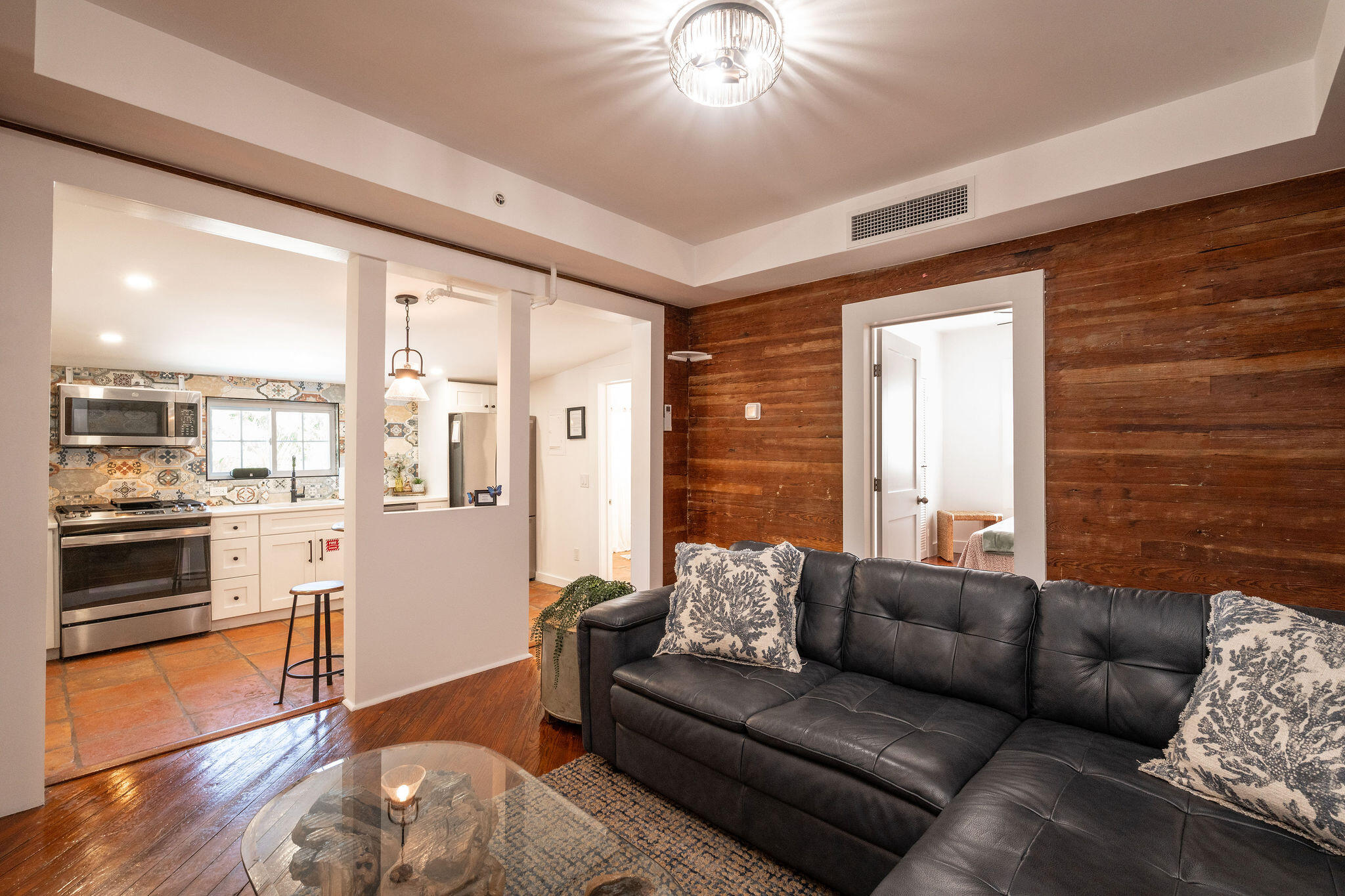 927 Thomas Street Unit: APT 4