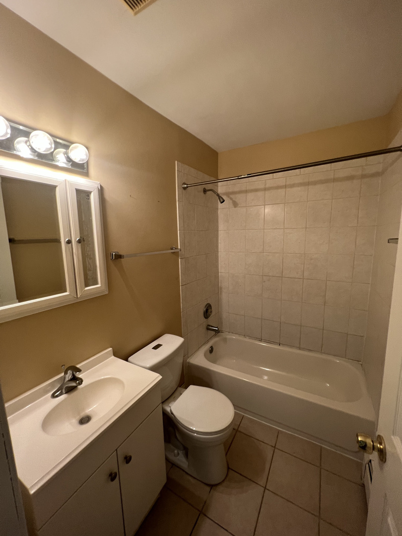 230 W JOHNSON Street Unit: 2W